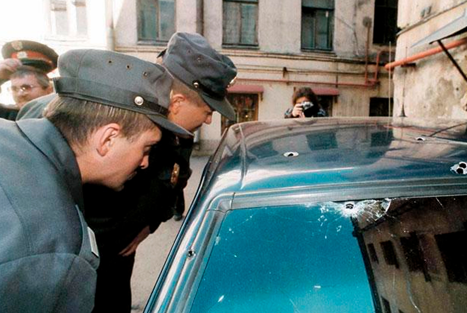 18 августа 1997 года в 8:50 утра служебный автомобиль «Вольво», в котором находились вице-губернатор Санкт-Петербурга Михаил Маневич (на переднем сиденье), его жена (на заднем сиденье) и водитель, притормозил, выезжая с улицы Рубинштейна на Невский проспект. В это время с чердака дома на противоположной стороне начали стрелять. 
 
Маневич был ранен пятью пулями в шею и грудь, по дороге в больницу он скончался; его жена получила легкое касательное ранение. Убийца скрылся, бросив на чердаке автомат  Калашникова югославского производства с оптическим прицелом. Убийство Михаила Маневича не раскрыто до сих пор.