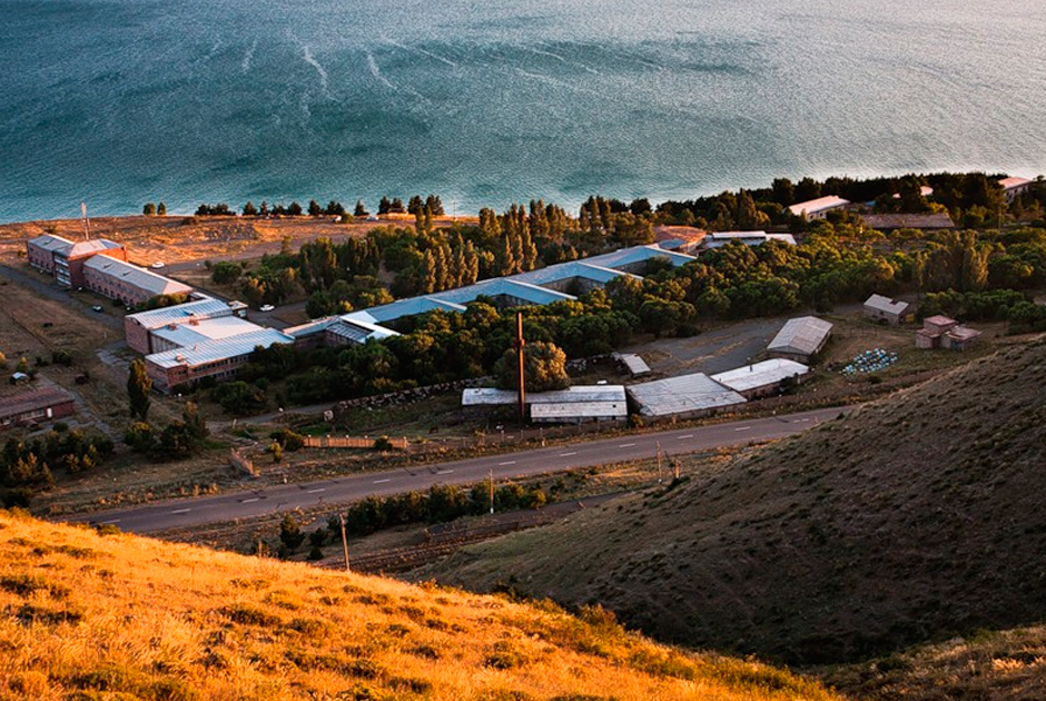 Пансионат «Аревик» на берегу озера Севан в Армении не сильно изменился со времени своего открытия в 1983 году. Если вы не очень искушенный гость и готовы пожертвовать комфортом ради новых впечатлений — вам сюда.