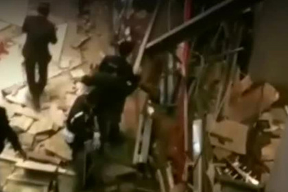 Обрушение балкона с десятками людей в Джакарте попало на видео