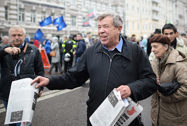 Виктор Анпилов на шествии по Бульварному кольцу в поддержку политзаключенных