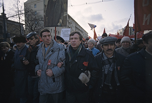 Виктор Анпилов в колонне демонстрантов у памятника Ленину на Октябрьской площади в Москве