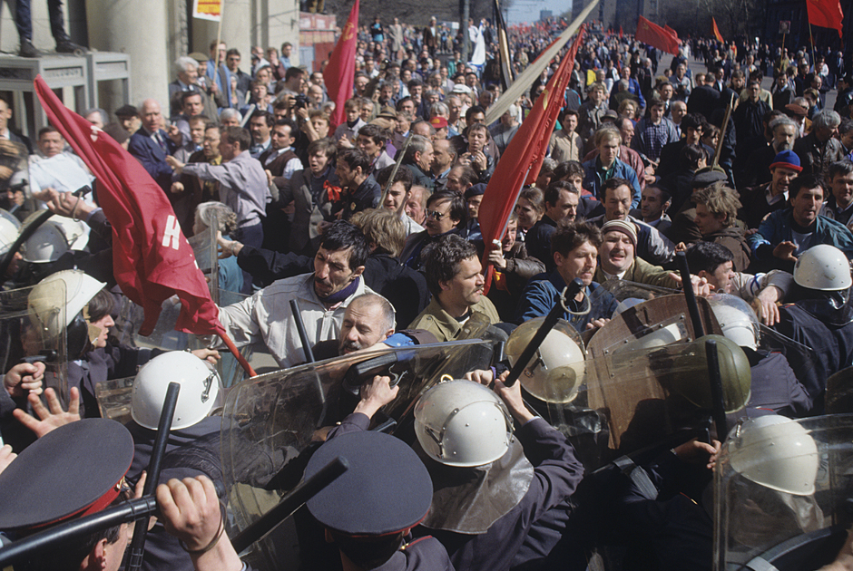 Столкновение с ОМОНом участников митинга «Трудовой России» на Ленинском проспекте в Москве, 1 мая 1993 года