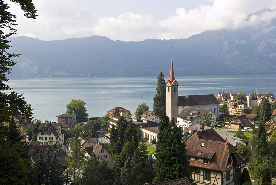 Обязательным к посещению в 2018-м стало и Фирвальдштетское озеро в Швейцарии. Здесь, на горнолыжном курорте Штос, в канун Нового года запустили самый крутой в мире подъемник-фуникулер: уклон дороги, по которой идут вагоны, на некоторых участках достигает 110 процентов. Полы вагонов регулируются таким образом, чтобы пассажиры могли оставаться в вертикальном положении на протяжении всего пути.