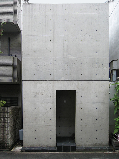 Роу-хаус расположен в нижней части Осаки. Это здание построено в 1976 году и считается самой известной постройкой архитектора. Автор часто называет дом бетонной коробкой.