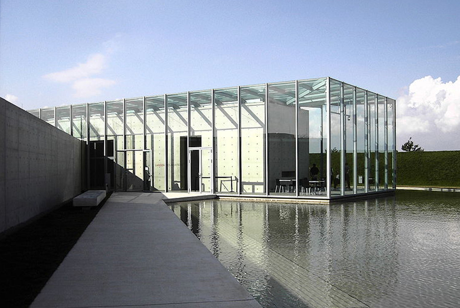 Андо проектировал галерею фонда Лангенов, которая находится на музейном острове Хомбройх неподалеку от Дюссельдорфа. Для выставок там предусмотрены две зоны: спокойная — для искусства Востока и более динамичная — для современного искусства. 