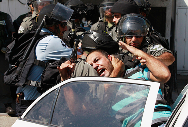 Израильские силовики задерживают палестинских активистов, выступающих против признания Дональдом Трампом Иерусалима столицей Израиля 