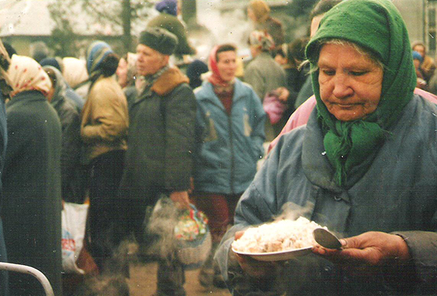 Раздача гуманитарной помощи в Грозном