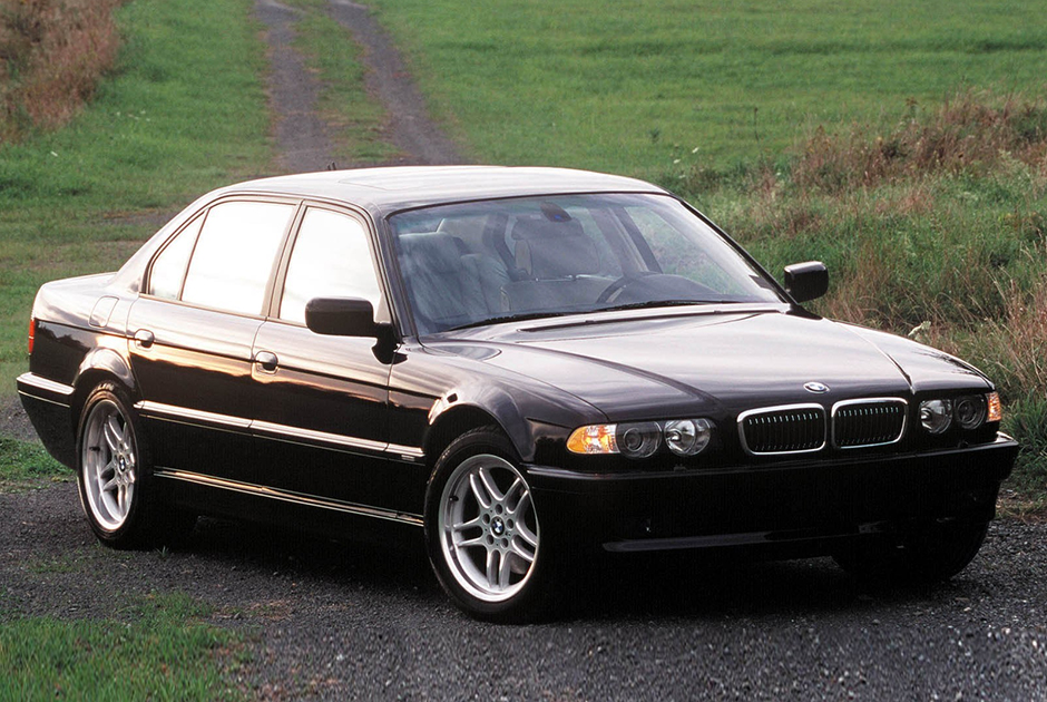 BMW 7 в кузове Е38 стала настоящей бандитской легендой во многом благодаря фильму «Бумер», вышедшему в 2003 году. Правда, о криминальной славе этой машины говорили скорее в прошедшем времени. Да и в реальности BMW 750i, дебютировавший в 1994 году, не пользовался бешеной популярностью у российских «братков» из-за ходовой части, слишком чувствительной к суровым российским дорогам.