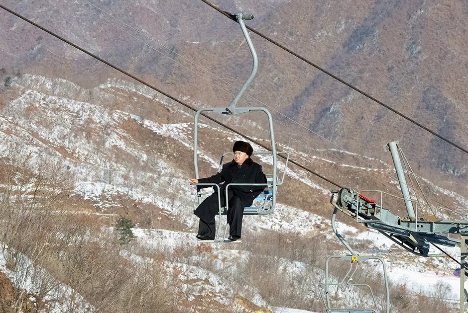 Северокорейский лидер Ким Чен Ын очень любит горнолыжные курорты. Он любит и строить их, и кататься. И грозится новым курортом, созданным в рекордно быстрые сроки, утереть нос Австрии и Швейцарии. На фото вождь катается на подъемнике курорта Масикрен и, видимо, обдумывает участие Северной Кореи в Олимпийских играх 2018 года.