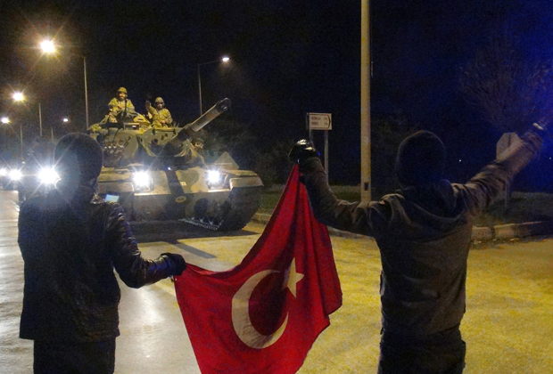 Турки флагами встречают танки, идущие к границе