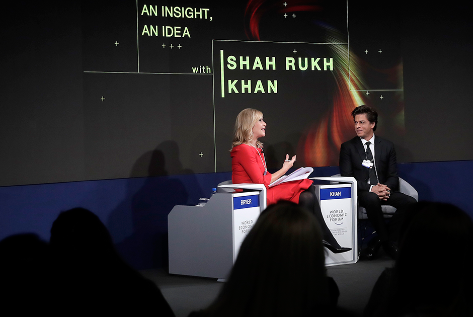 Индийский актер Шахрух Хан во время своей сессии, на которой он затронул вопрос о создании равных возможностей для ведения бизнеса женщинами в Индии.
