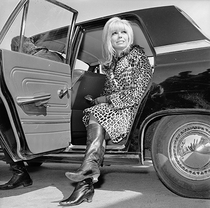 Певица Нэнси Синатра в леопардовой шубе (1966)