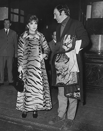 Актриса Джина Лолобриджида в шубе из тигра (1970)