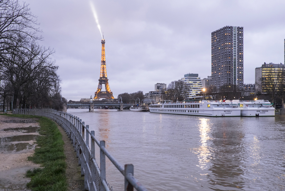 Движение по автомобильным дорогам вдоль реки прекращено от восточной части Парижа до Эйфелевой башни.