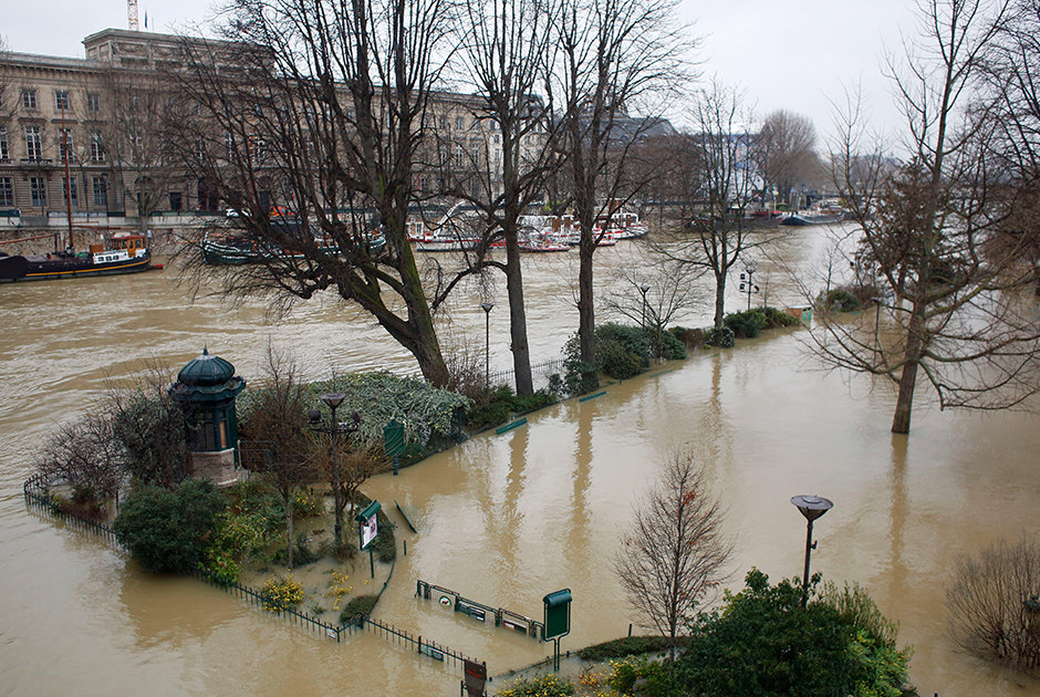 Затопленный городской парк. На восстановление разрушенного придется потратить миллионы евро.