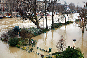 Утонули в Сене Париж затопило водой, жители спасаются на лодках