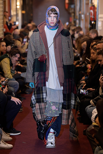 Руководимая грузином Демной Гвасалией самая хайповая модная марка в мире впервые участвовала в Парижской неделе моды. По такому случаю Гвасалия нарядил моделей в «бабушкины» платки и просторные пальто-накидки.