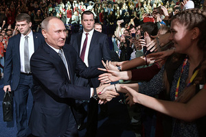«Давайте я вас просто расцелую» Почему Путин общается с народом, но молчит о выборах