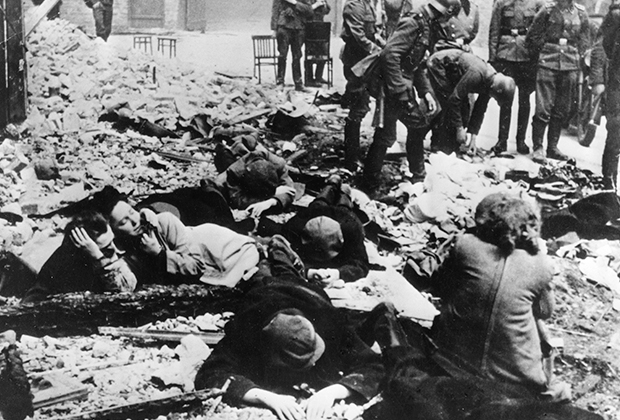Евреи после неудачного восстания в Варшавском гетто