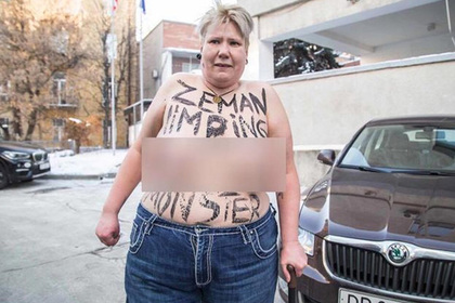 В Киеве активистка Femen разделась не у того посольства