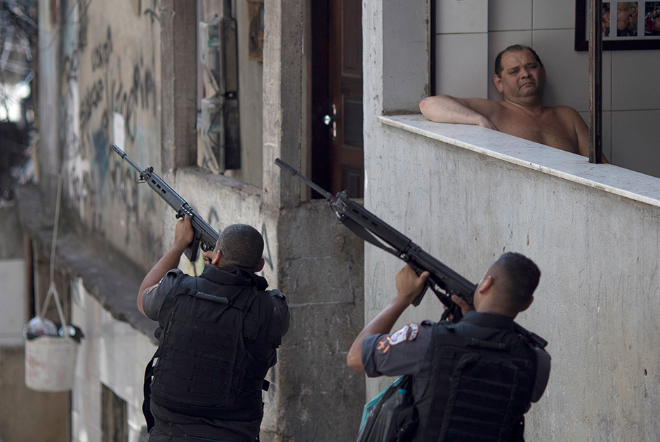 Фавела Росинья в южной части Рио — крупнейшая в стране и самая густонаселенная. Считается, что в ней живут не менее 100 тысяч человек. Она находится вблизи респектабельных жилых и туристических районов, поэтому любые вооруженные конфликты здесь приковывают к себе массу внимания. 