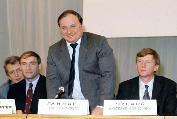 Егор Гайдар, исполняющий обязанности председателя правительства Российской Федерации, и Анатолий Чубайс, вице-премьер, председатель Госкомимущества