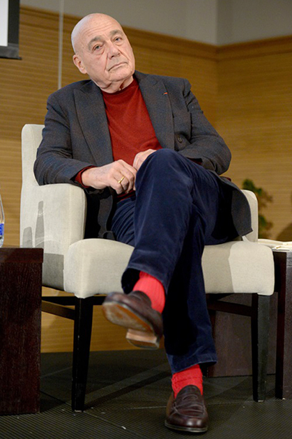 Пристрастие 83-летнего телеведущего к красным носкам общеизвестно — с темно-синим вельветом они смотрятся особенно эффектно.