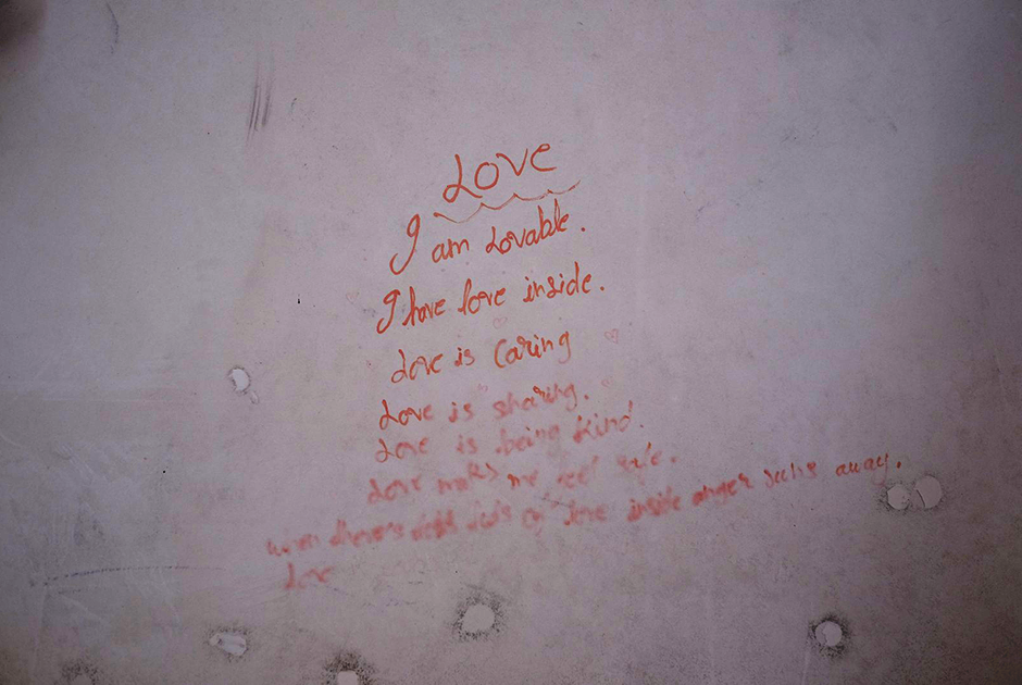Надпись на стенке в одной из комнат жилого комплекса убежища Rescue Foundation в Бойсаре.