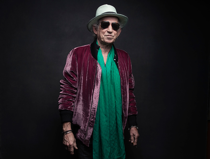 Бессменный гитарист The Rolling Stones одевается с богемно-миллионерской небрежностью. В отличие от коллег по группе, на восьмом десятке все же перешедших на более солидные пиджаки, 74-летний музыкант не прочь надеть бархатный бомбер Saint Laurent с ярким шарфом.