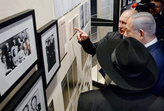 Путин и Нетаньяху во время осмотра выставки «Собибор: победившие смерть», посвященной единственному успешному в истории Второй мировой войны восстанию пленных в нацистском концлагере Собибор