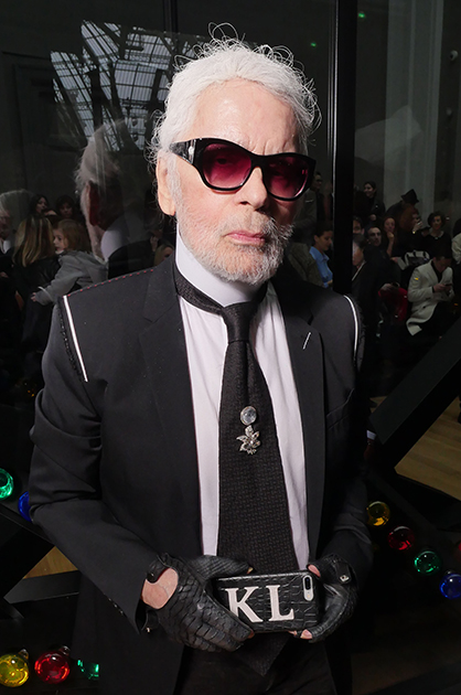 Креативный директор дома Chanel в год своего 85-летия решил отпустить бороду — и она ему идет. Правда, ходят слухи, что сразу после Парижской недели Haute Couture он ее сбрил.