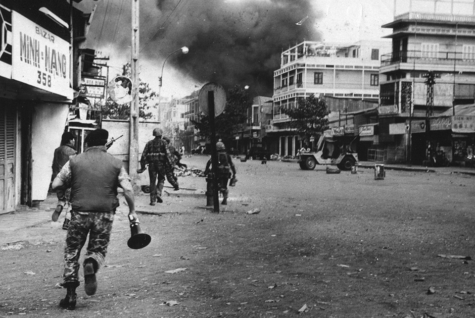 К 1968 году общественная поддержка военных действий США во Вьетнаме существенно уменьшилась. Если в 1965-м отправку войск в далекую страну считали ошибкой всего 25 процентов американских граждан, то к декабрю 1967-го это число выросло до 45 процентов.