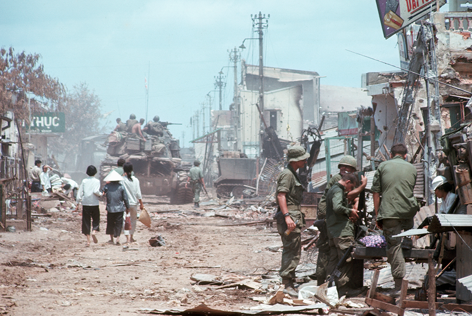 Американский танк на улице Сайгона в ходе летней фазы наступления.