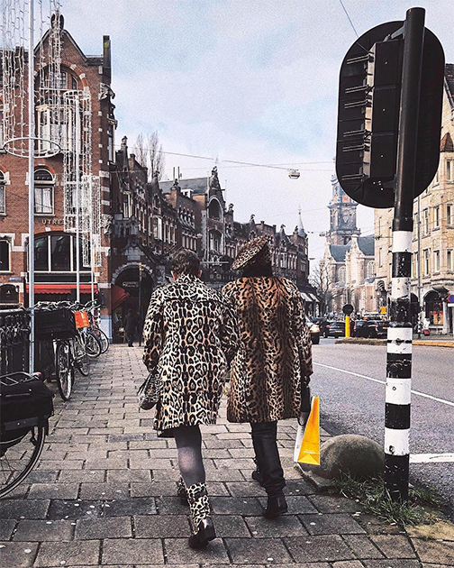 «Хотя модные тренды приходят и уходят, некоторые вещи остаются вечными. Классика вроде леопардового принта прекрасно выглядит на этих милых леди с улиц Амстердама», — так описал этот кадр фэшн-фотограф Нуриэль Молчо.