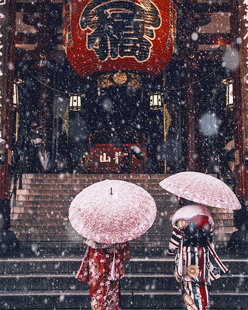 Фотограф из Японии сфотографировала снегопад перед старинными воротами Каминаримон в Токио. «В снежные дни так хорошо, даже несмотря на пробки», — говорит она. 