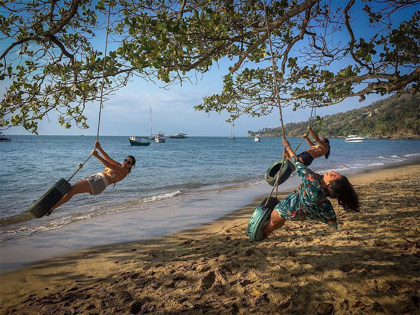 Безмятежный день на берегу океана в бразильском Прайя До Пинто. «Кто такие взрослые? Старые дети», — философствует автор снимка, фотограф Тиаго Варжо из Сан-Пауло.