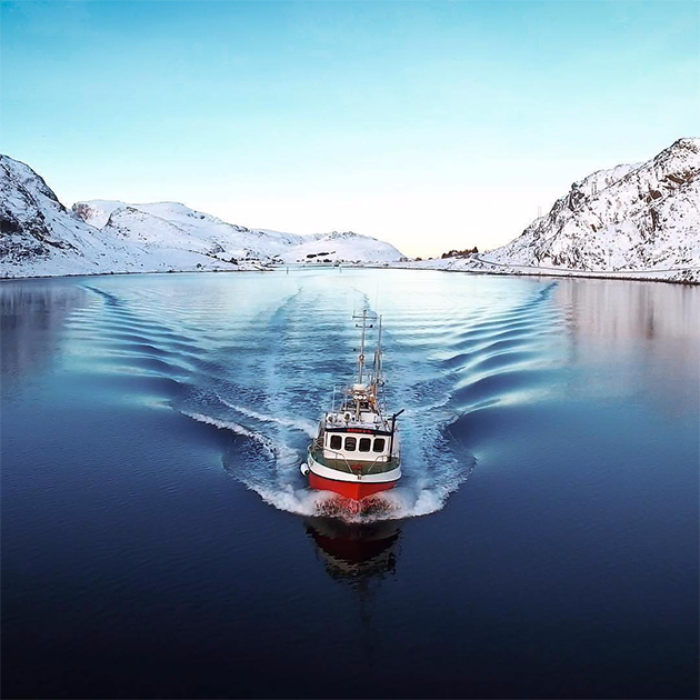Немецкий кинематографист Деннис Шмейц, снявший рыбацкое судно в Норвегии, любит съемку с дрона по той же причине. «Похоже на живопись, — говорит он. — Отражение в воде, спокойное море и заснеженный ландшафт — все идеально подходит друг к другу». 