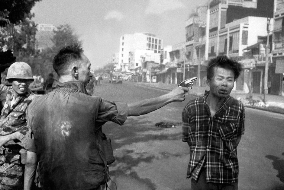 Одна из известнейших фотографий войны, получившая Пулитцеровскую премию 1968 года. Иногда говорят, что она предопределила уход американцев, показав им бессмысленность и жестокость далекой войны.