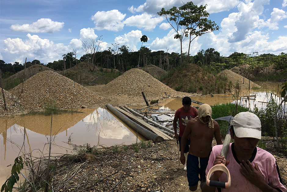 В Бока Колорадо понимают, что Амазонка гибнет не без их помощи. Местные старатели используют ртуть для добычи золота, в результате токсичный металл попадает в воду и отравляет реки. Ситуация настолько тяжелая, что в 2016 году власти Перу объявили в отравленных джунглях чрезвычайное положение.