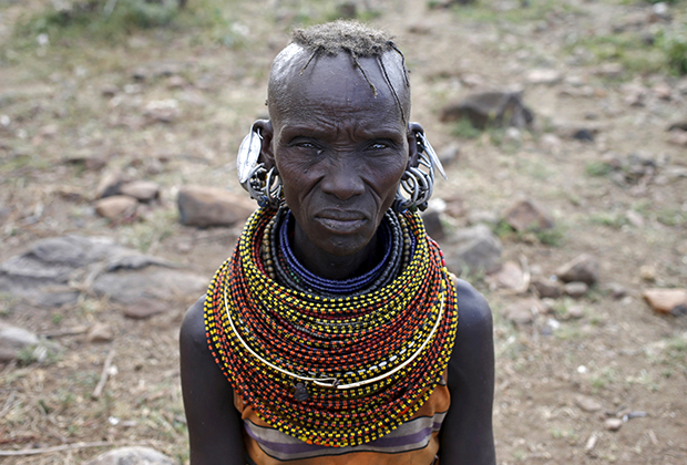 Женщина из племени туркана в национальном костюме, Кения 