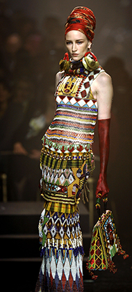 Модель из коллекции Jean-Paul Gaultier Hommage à l’Afrique (2005)
