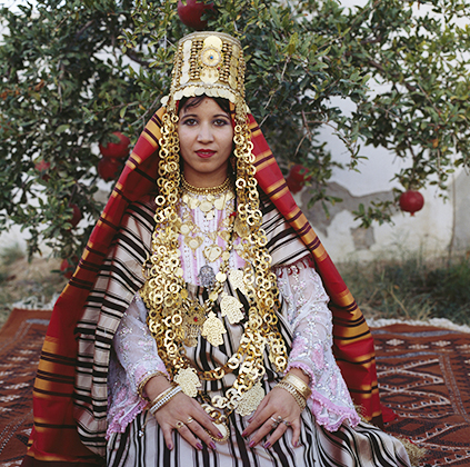 Берберская женщина в традиционном костюме и украшениях