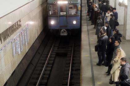 Девушка наклонилась и погибла от удара поезда в московском метро