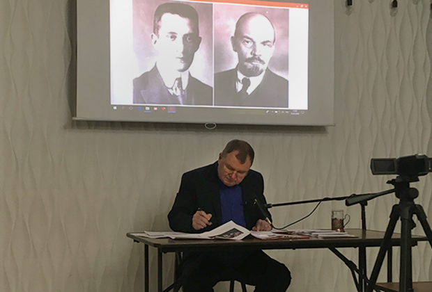 Сергей Тараскин под портретами Керенского и Ленина