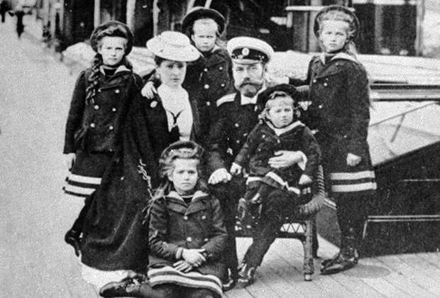 Николай II Романов с семьей