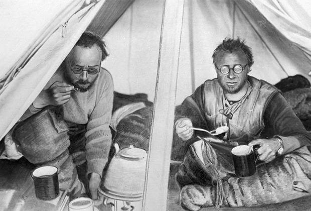 Георгий Ушаков и Николай Урванцев (справа) в палатке во время североземельской экспедиции