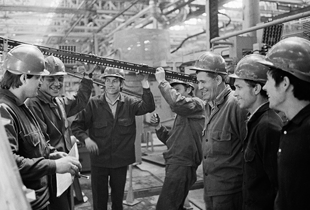 Передовая бригада монтажников на стройке завода «КамАЗ» (1975 год)
