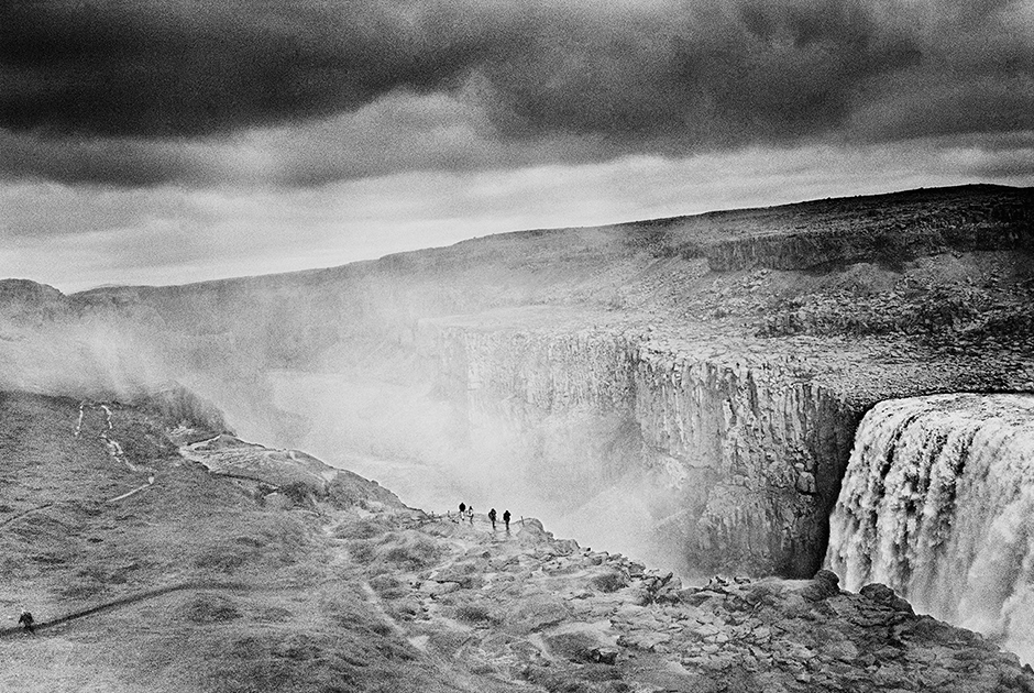 Несмотря на нарочитую холодность, подчеркнутую черно-белой пленкой, «Дым» очень личный проект для фотографа. Попав в Исландию однажды, он навсегда влюбился в дикие ландшафты, оставил там сердце и обрел новый дом. 