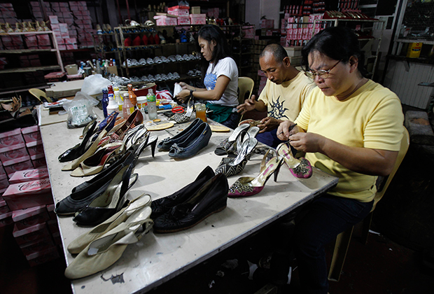 Рабочие чинят обувь бывшей первой леди