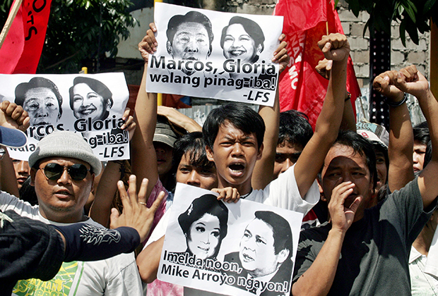 В 2007 году сотни протестующих вышли на улицы филиппинских городов, требуя наказать Имельду Маркос за расточительство